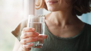 Mit o 8 čaša vode na dan. Koliki unos vode uistinu treba našem tijelu?